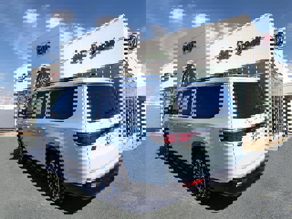 Used 2024 Jeep Wagoneer L Series II w/ Premium Group I image 3