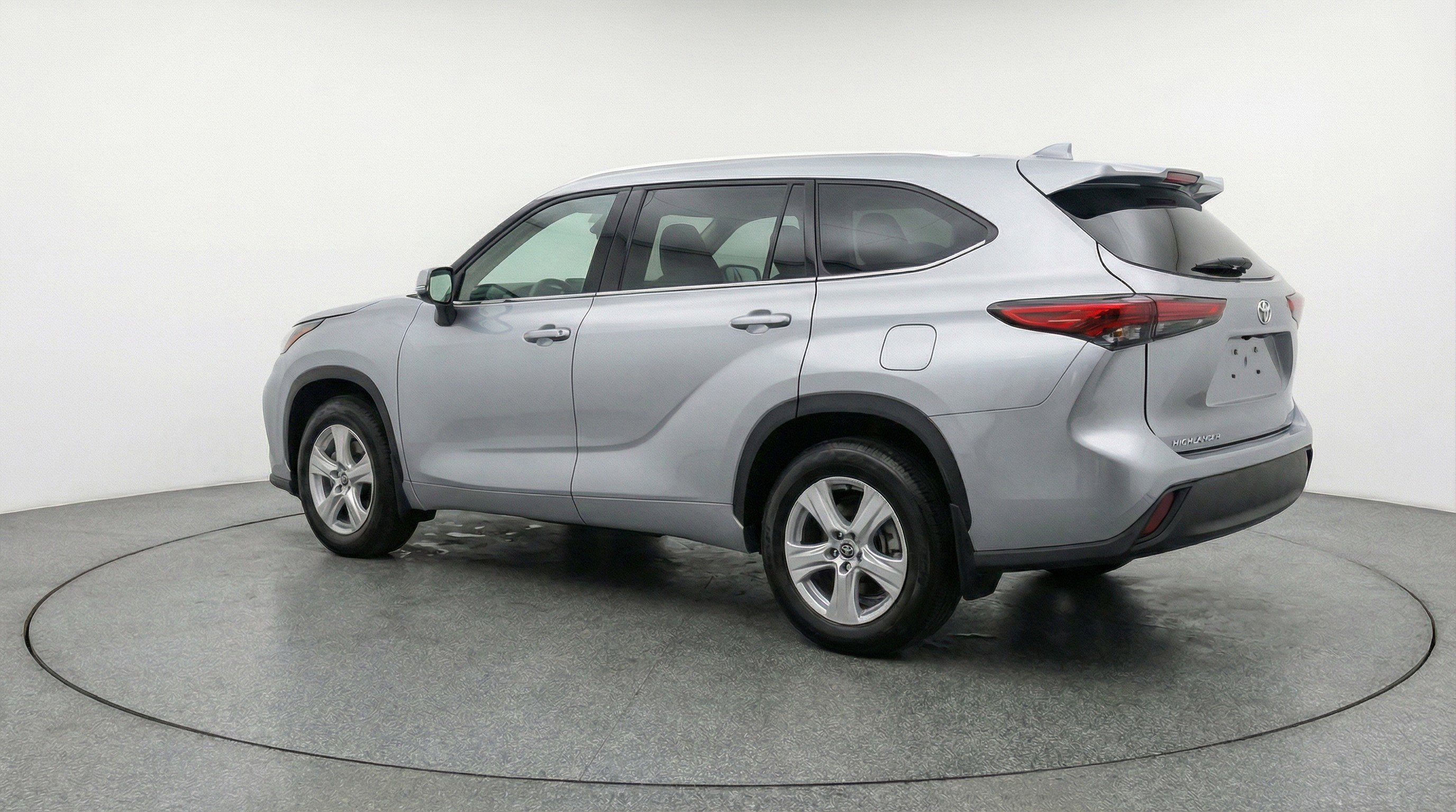 Used 2025 Toyota Highlander LE FWD image 6