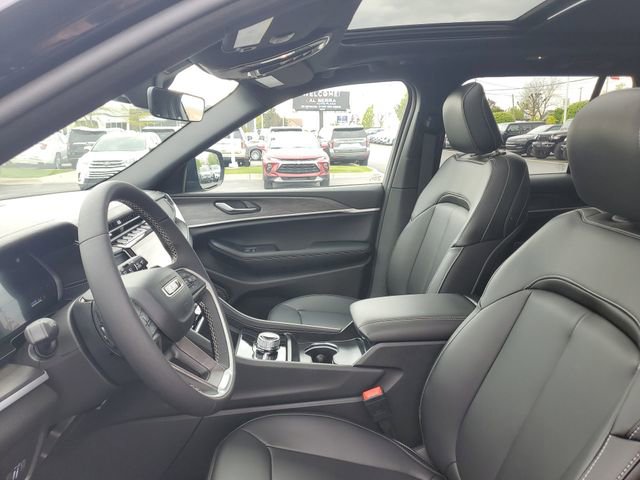 Used 2025 Jeep Grand Cherokee Limited w/ Black Appearance Package AWD/4WD image 18