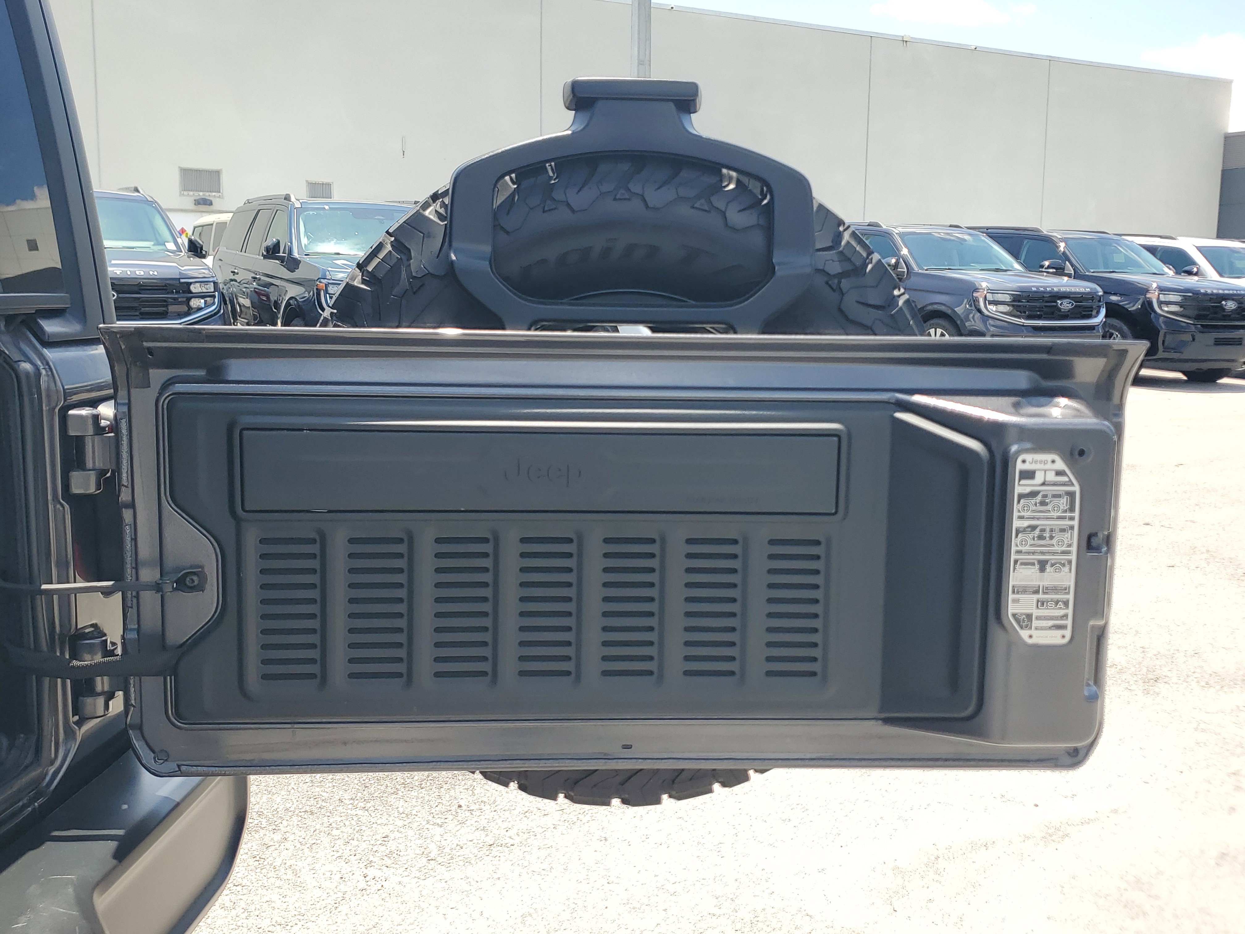 Used 2023 Jeep Wrangler Unlimited Rubicon 4xe AWD/4WD image 15