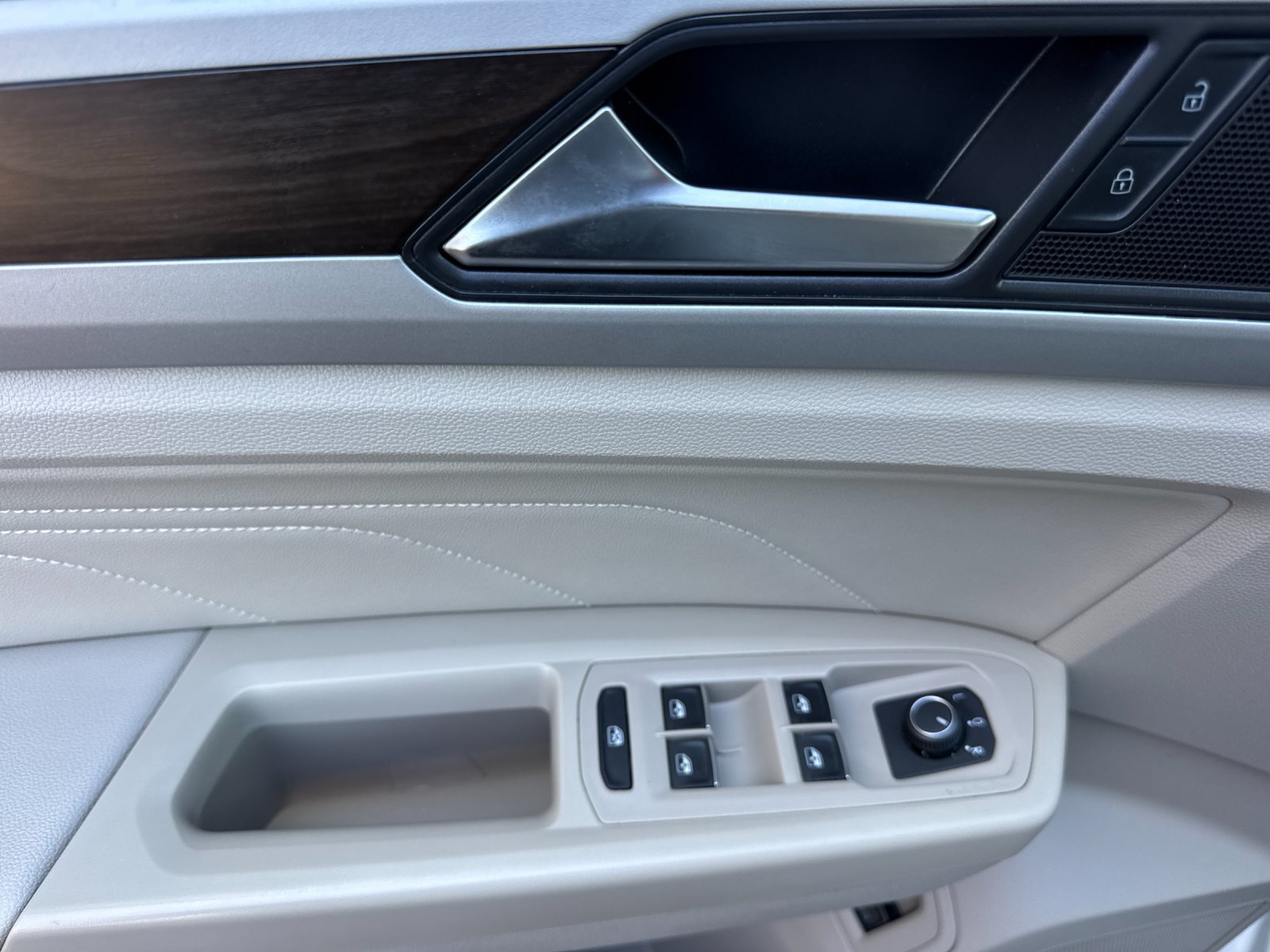 Used 2021 Volkswagen Atlas SE w/ Panoramic Sunroof Package FWD image 11