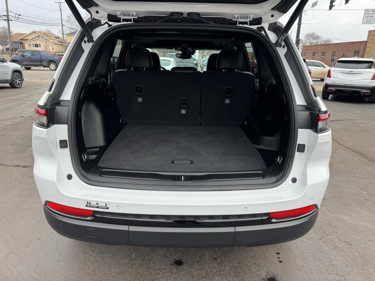 Used 2024 Jeep Grand Cherokee Altitude image 27