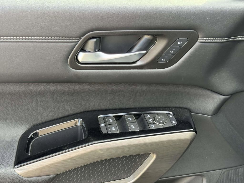 Used 2023 Nissan Pathfinder Platinum image 19