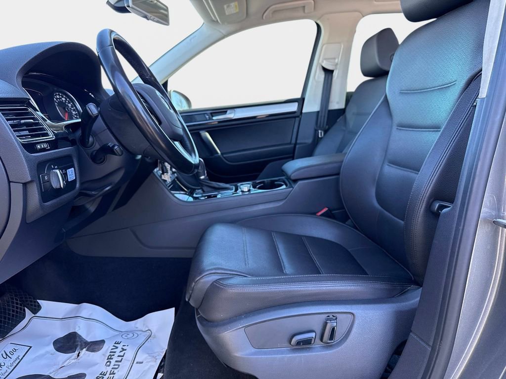 Used 2016 Volkswagen Touareg Sport image 24