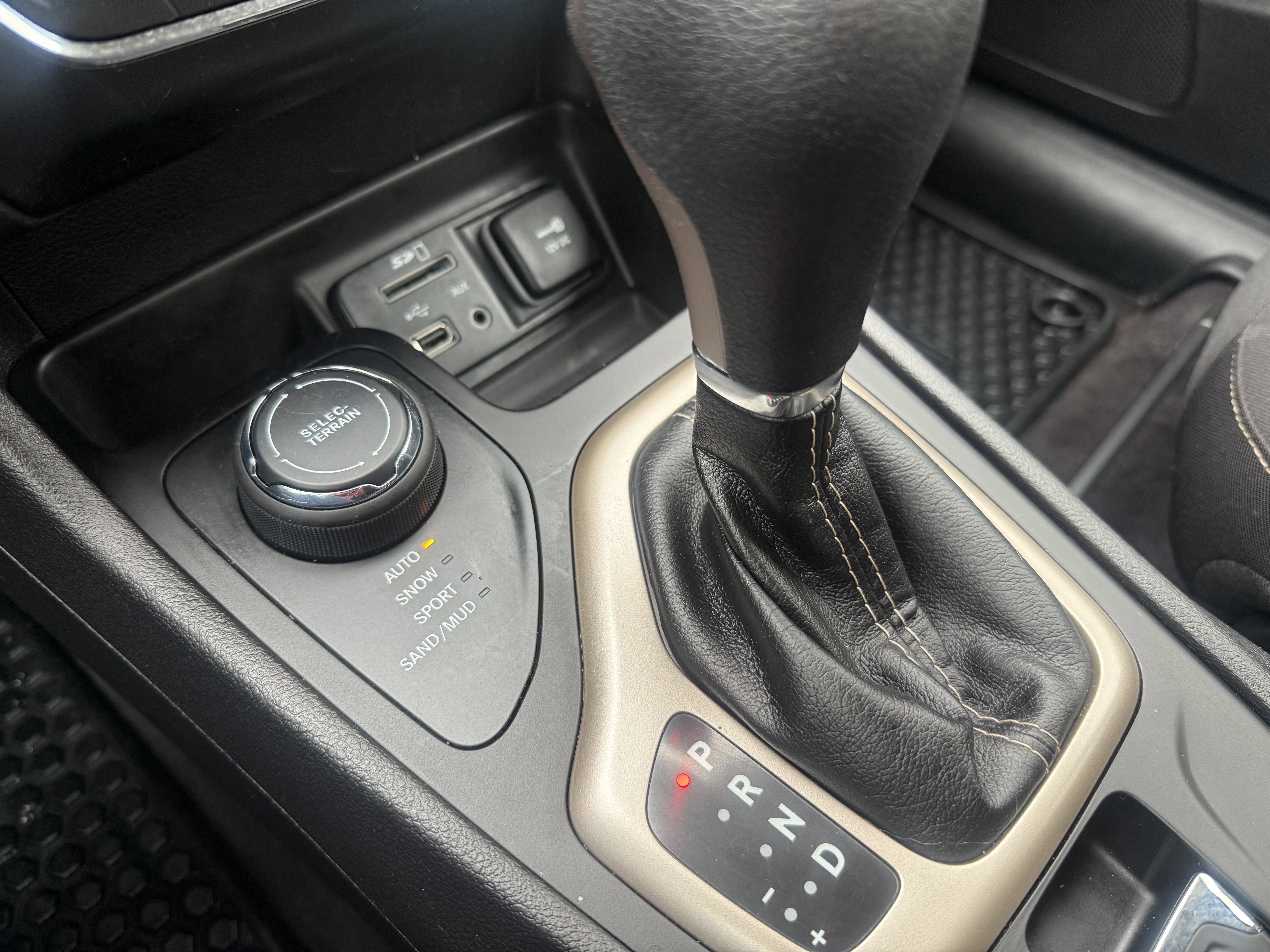 Used 2017 Jeep Cherokee Latitude w/ Cold Weather Group image 25