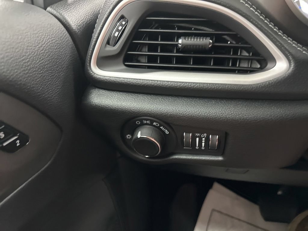New 2027 Chrysler Pacifica Select FWD image 37
