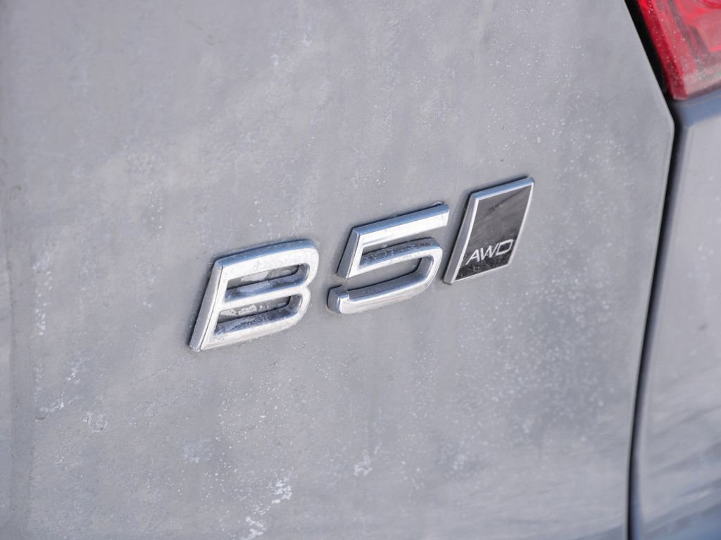 Used 2024 Volvo XC40 B5 Core image 11