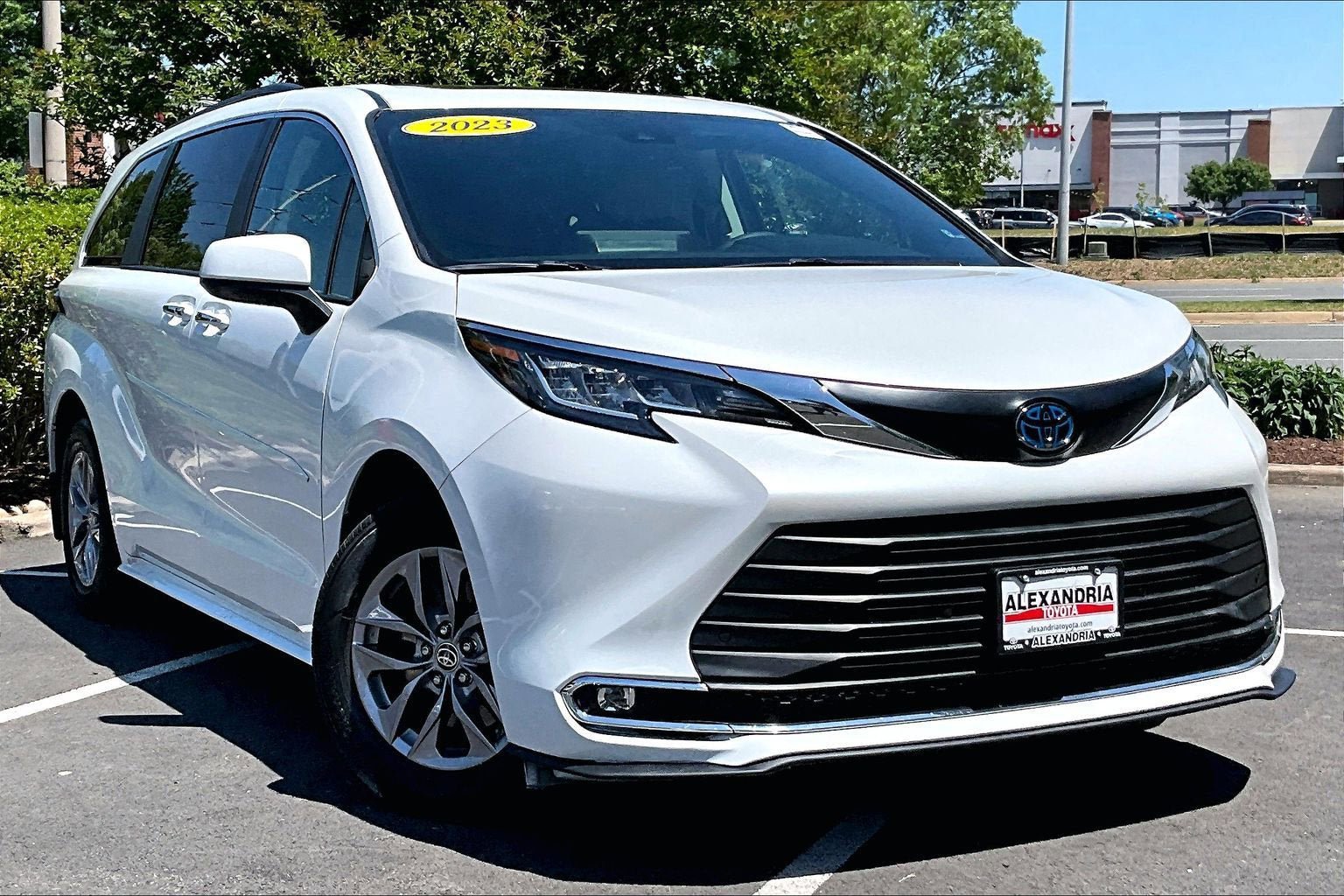 Used 2023 Toyota Sienna XLE FWD image 2