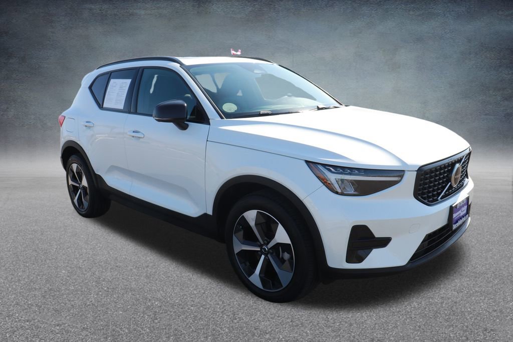Used 2024 Volvo XC40 B5 Core