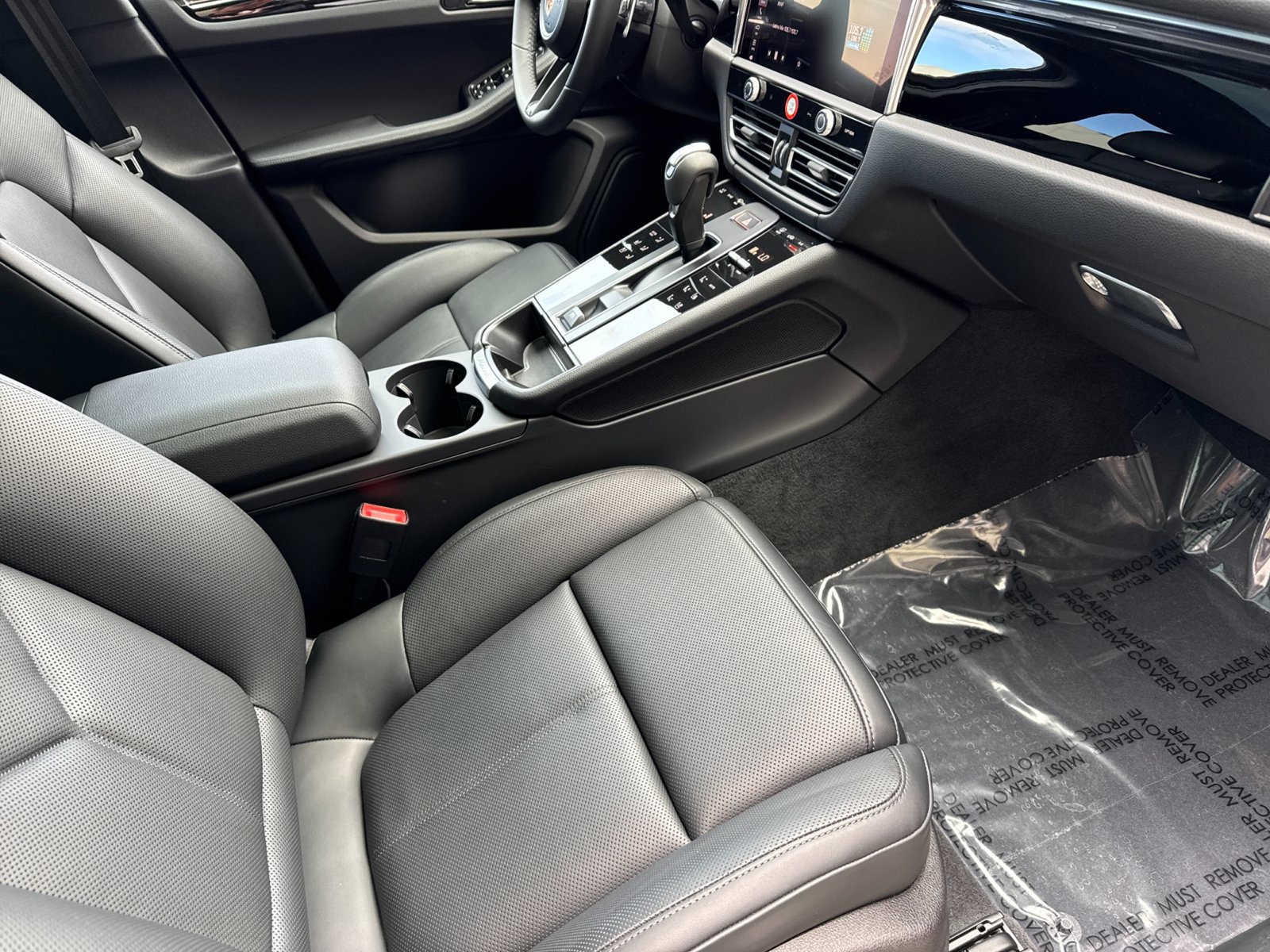 Certified 2026 Porsche Macan AWD/4WD image 18