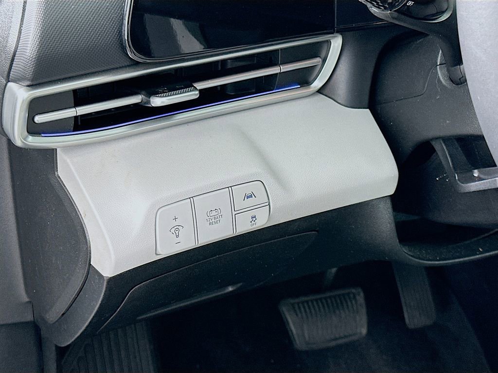 Used 2023 Hyundai Elantra Limited w/ Preferred Accessory Package image 10