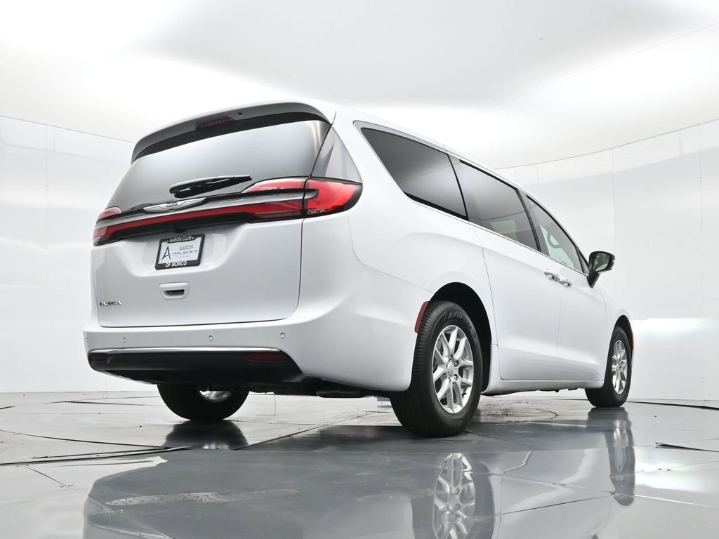 New 2026 Chrysler Pacifica Select image 40