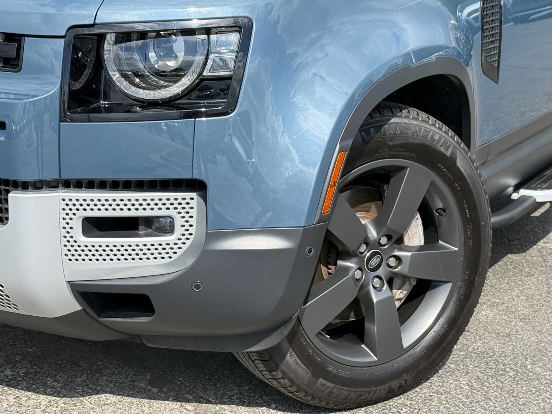 Used 2023 Land Rover Defender 90 SE image 4