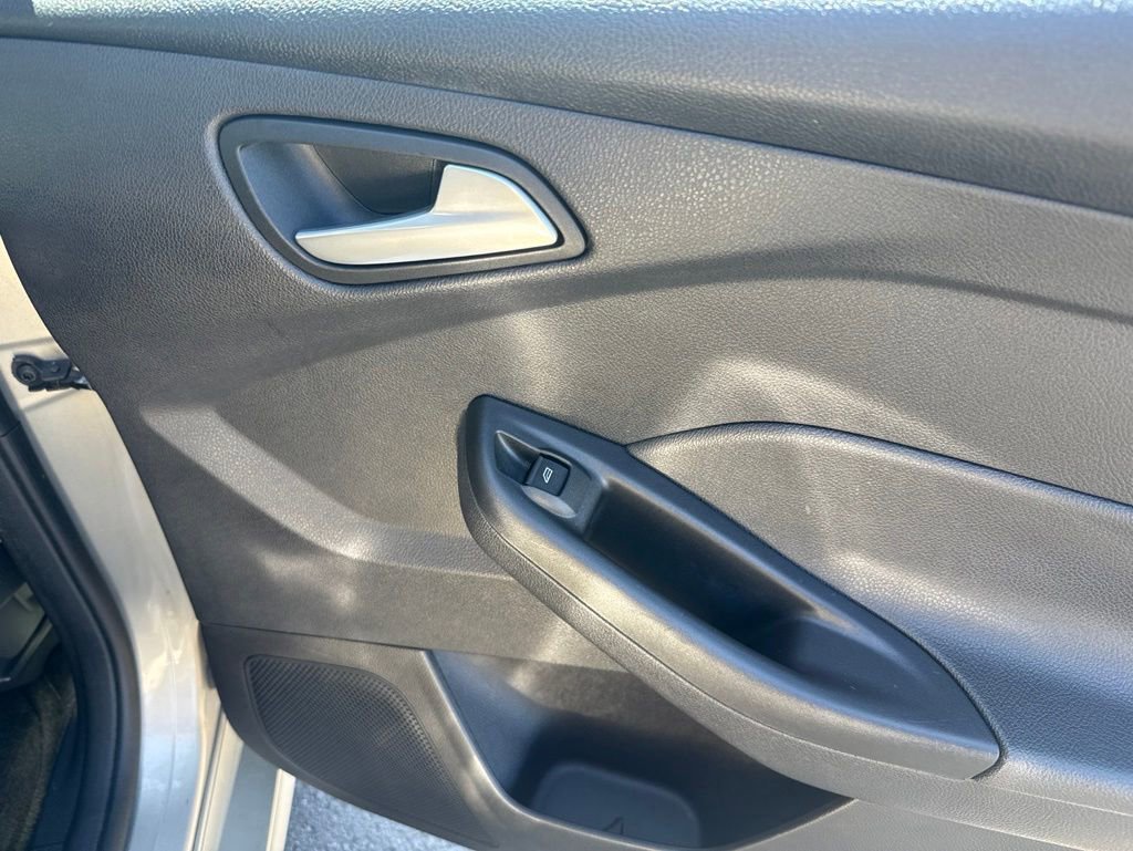 Used 2015 Ford Focus SE w/ SE Sport Package FWD image 36