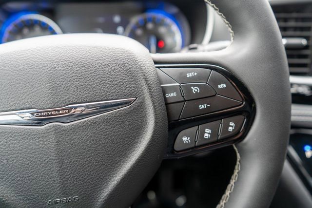 Used 2023 Chrysler Pacifica Touring-L w/ S Appearance Package image 26
