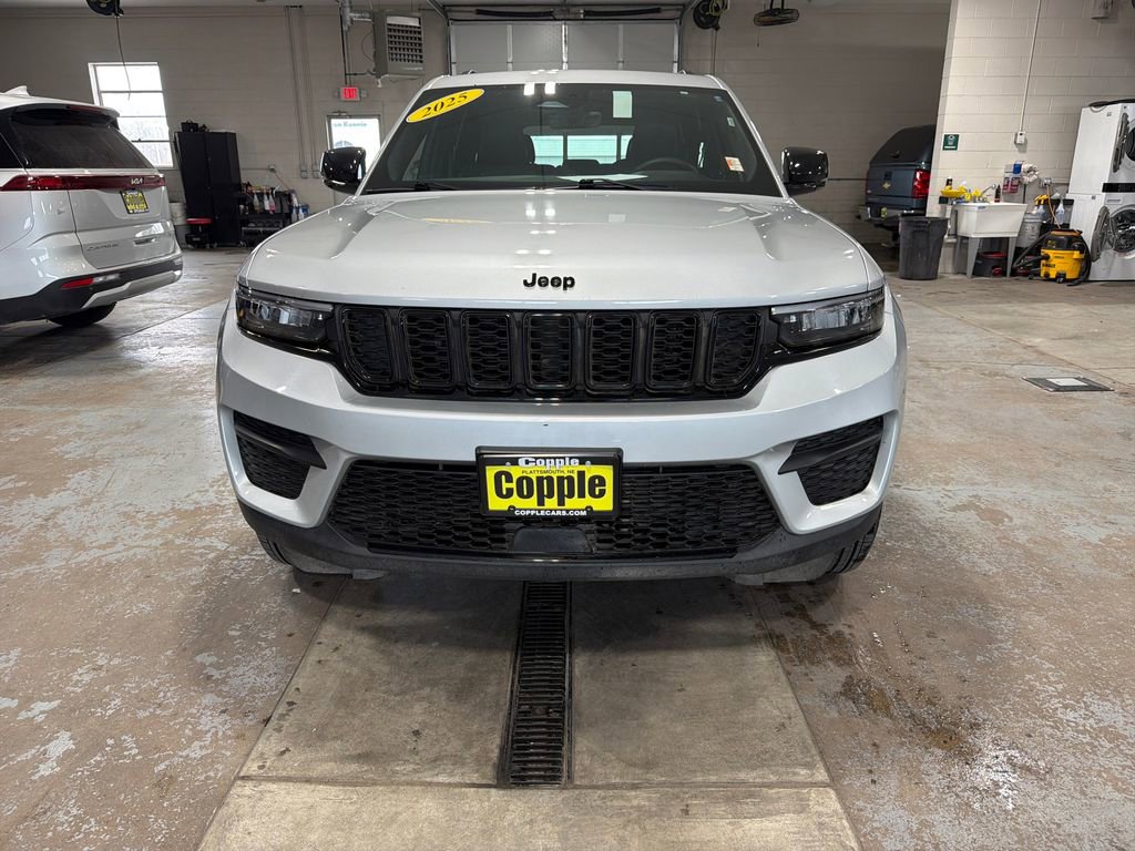 Used 2025 Jeep Grand Cherokee Altitude image 56