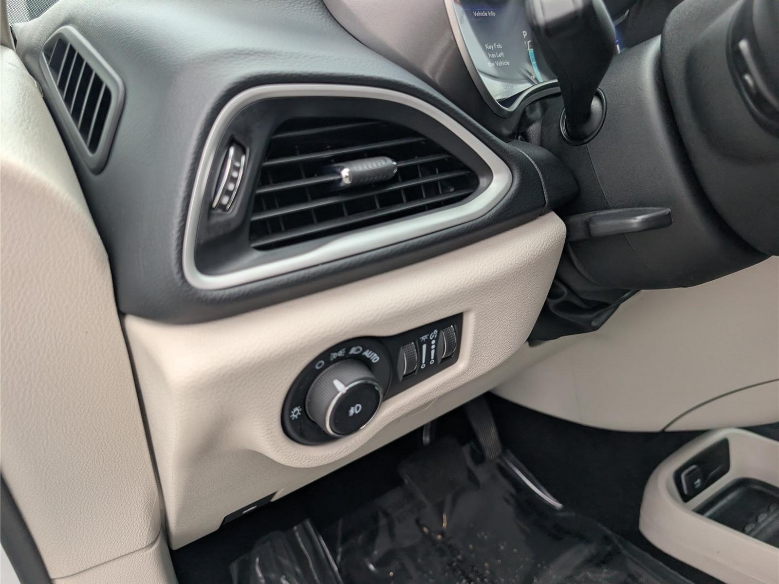 Used 2023 Chrysler Pacifica Touring-L FWD image 22