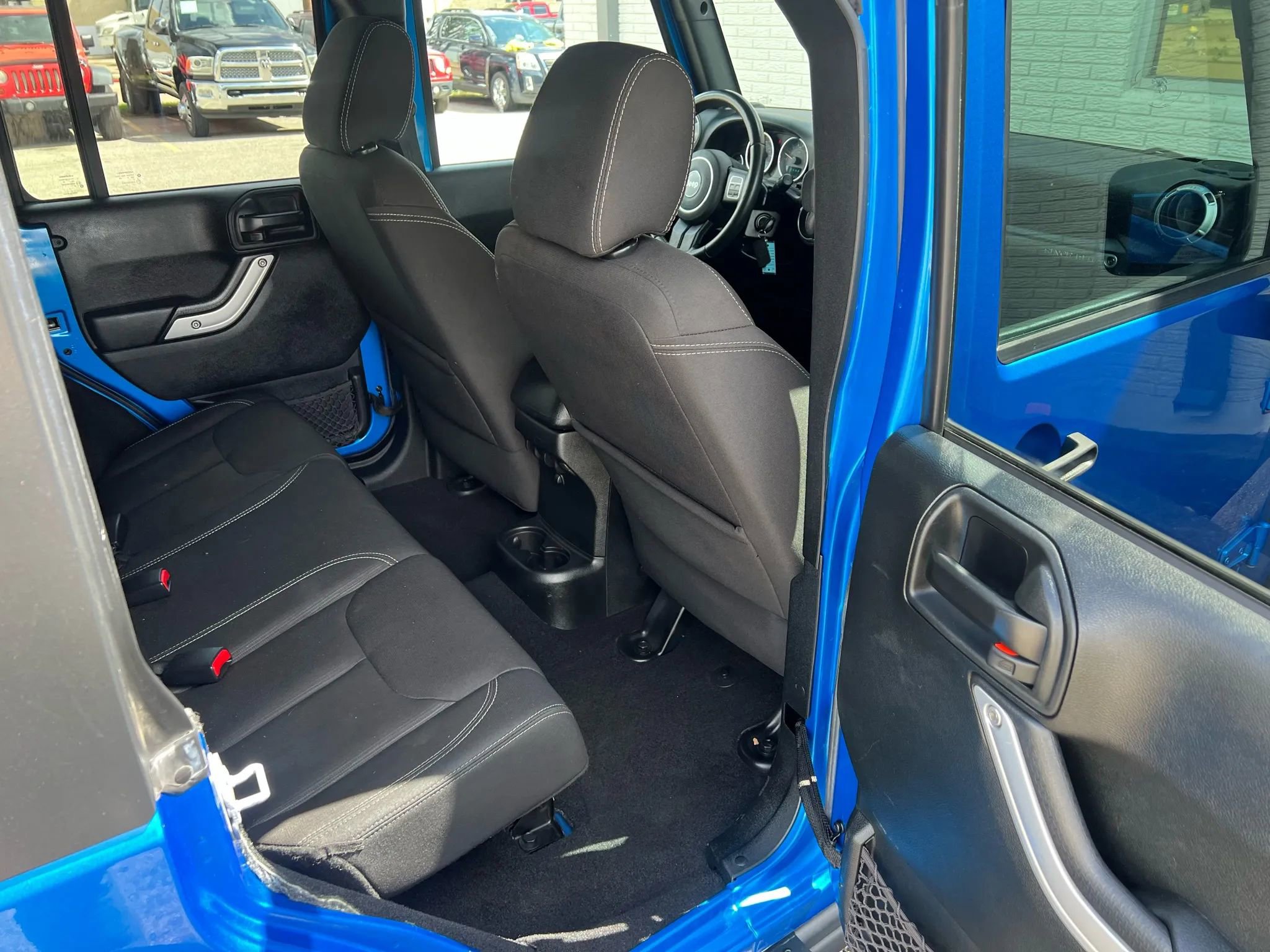 Used 2016 Jeep Wrangler Unlimited Rubicon w/ Connectivity Group image 31