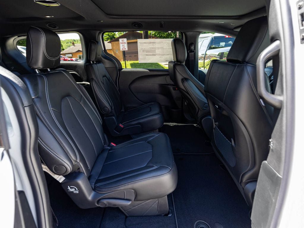 New 2027 Chrysler Pacifica Select FWD image 25
