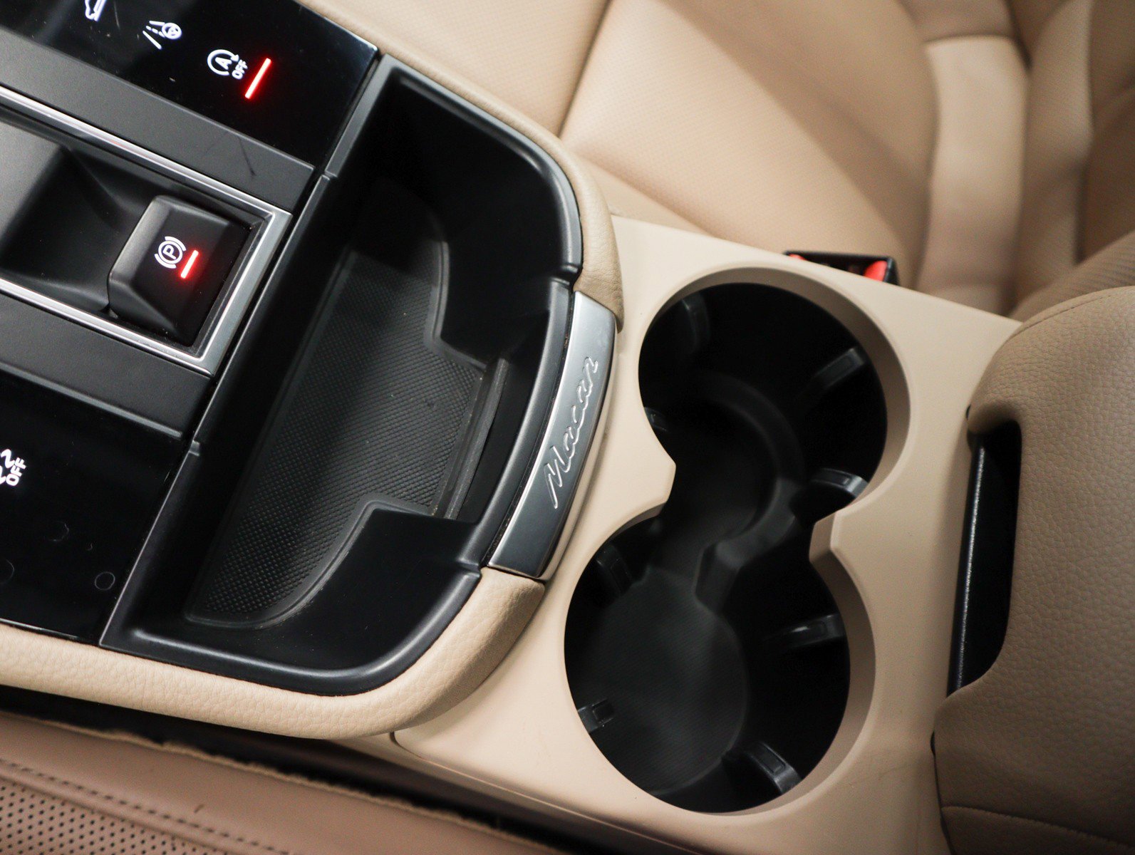 Certified 2022 Porsche Macan image 17