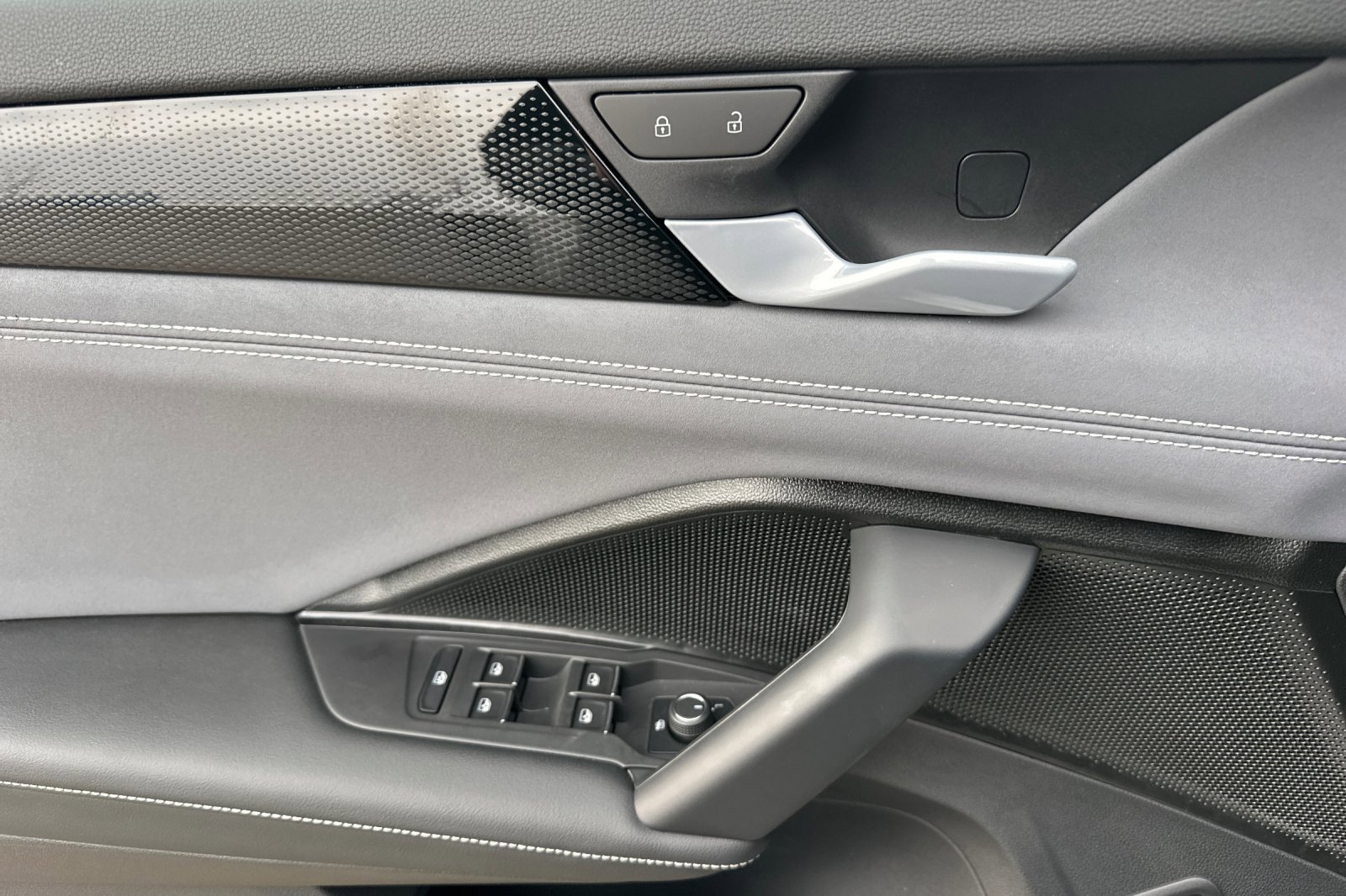 New 2026 Volkswagen Tiguan SE R-Line image 11