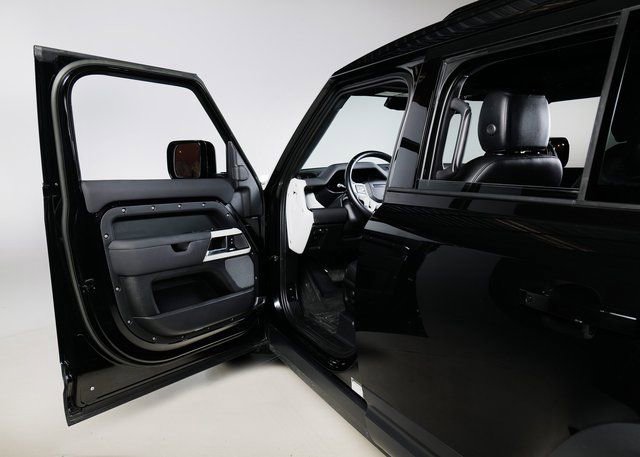 Used 2023 Land Rover Defender 110 S image 22