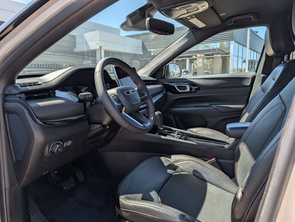 Used 2025 Jeep Compass Trailhawk AWD/4WD image 33