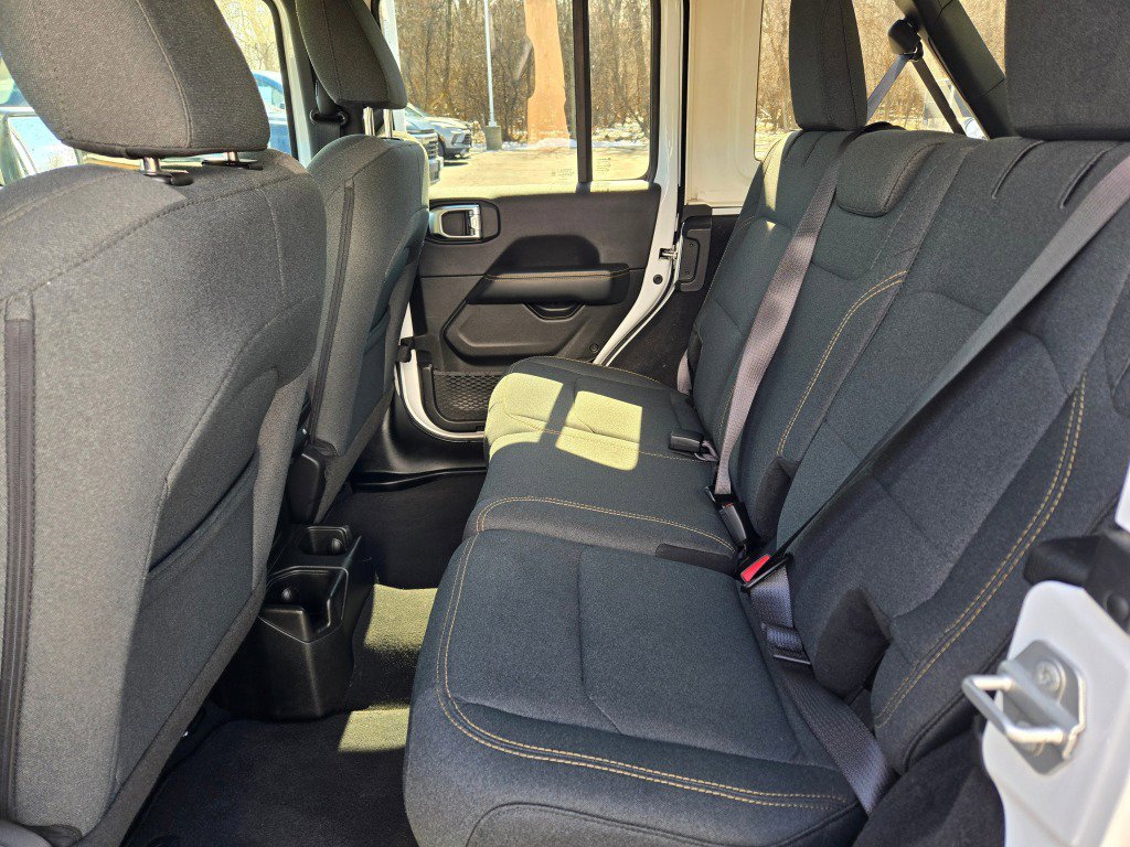 Used 2025 Jeep Wrangler Sahara image 16