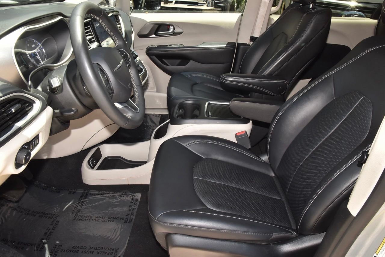 Used 2024 Chrysler Pacifica Touring-L FWD image 13