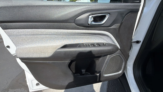 Used 2025 Jeep Compass Latitude AWD/4WD image 19