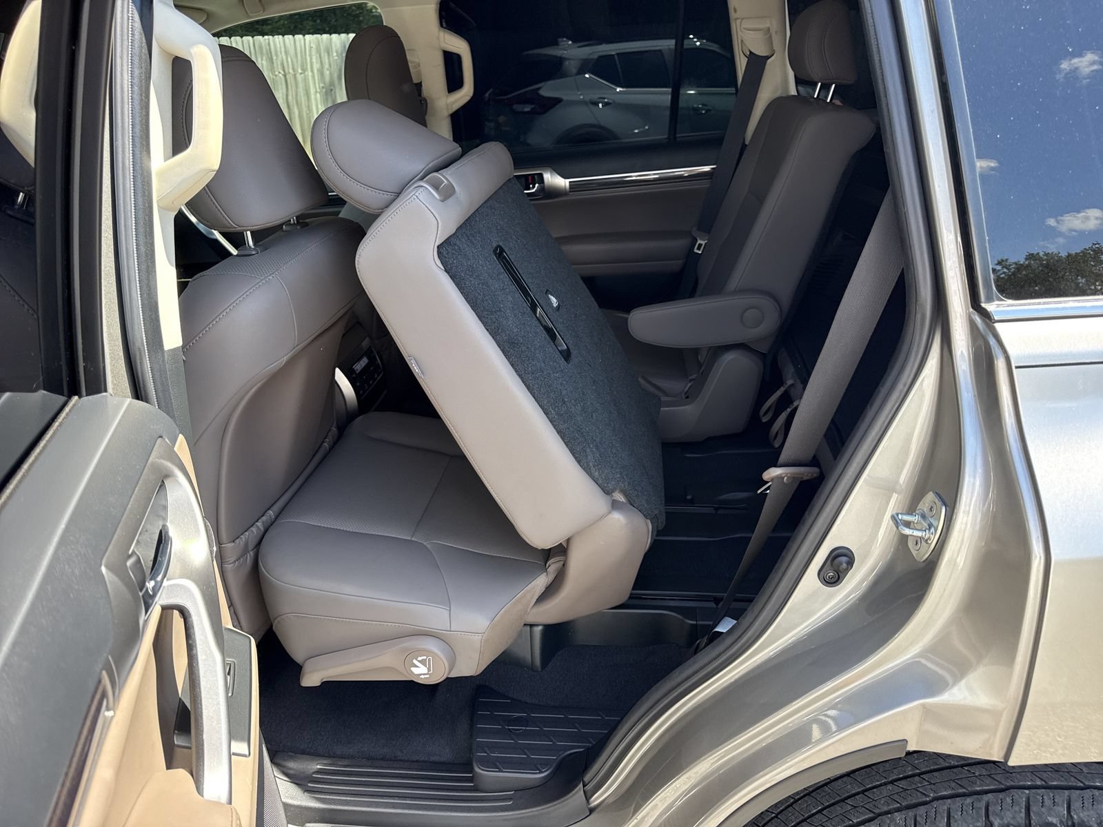 Used 2023 Lexus GX 460 Premium w/ Accessory Package AWD/4WD image 11