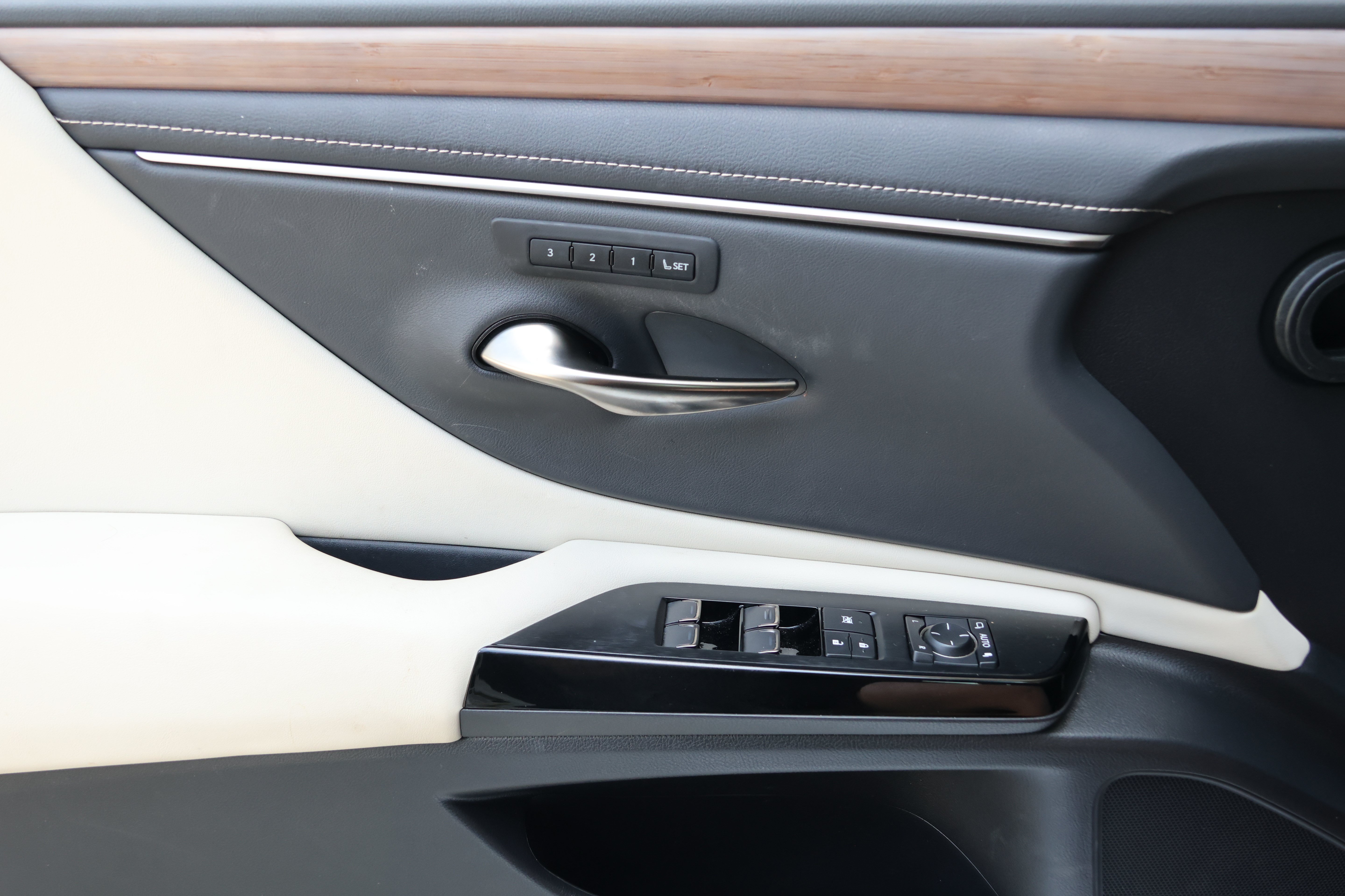 Used 2024 Lexus ES 350 w/ Premium Package FWD image 12