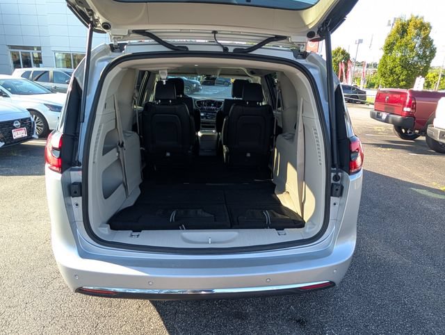 Used 2024 Chrysler Pacifica Touring-L FWD image 13