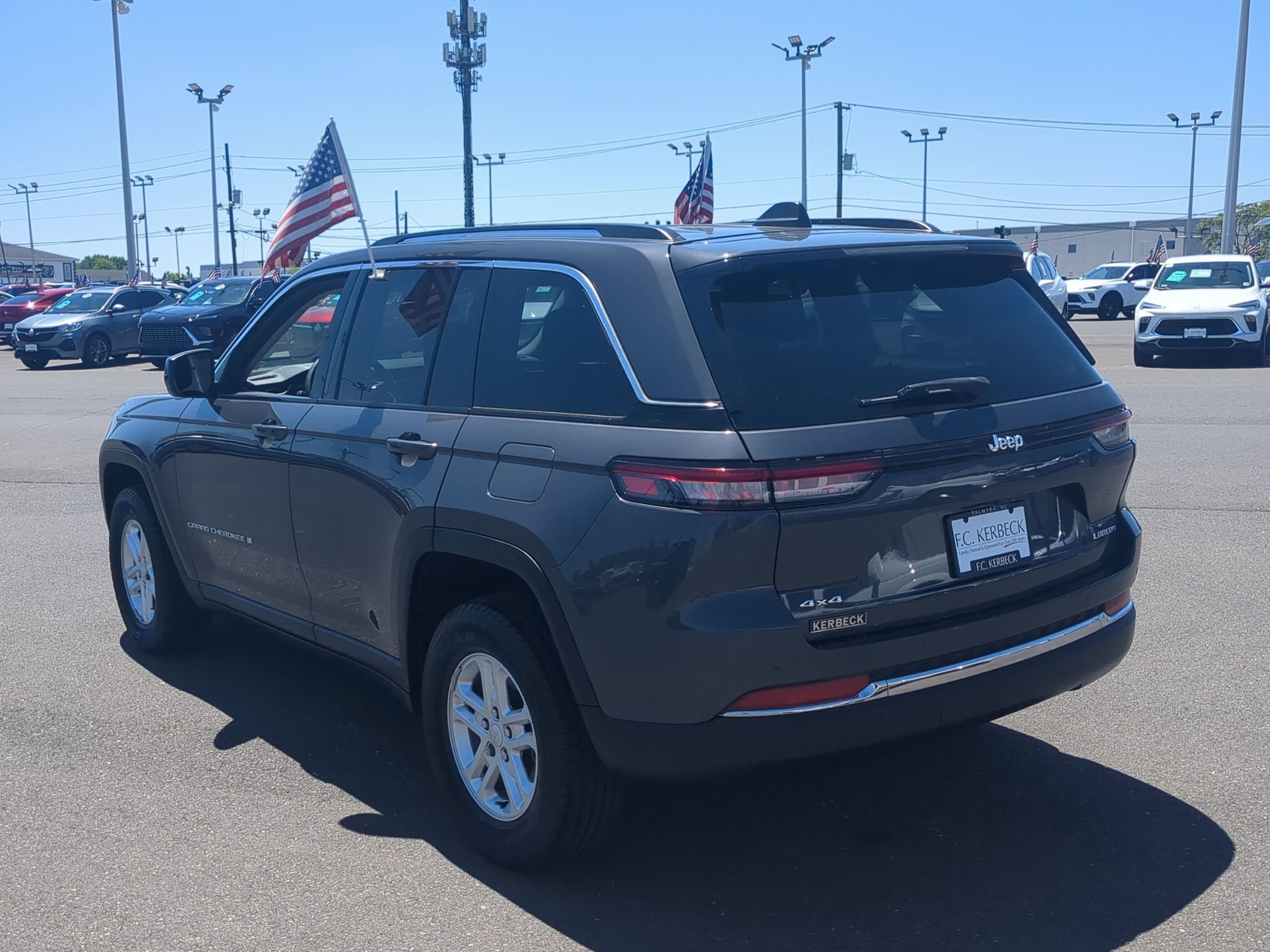 Used 2023 Jeep Grand Cherokee Laredo w/ Luxury Tech Group I AWD/4WD image 5