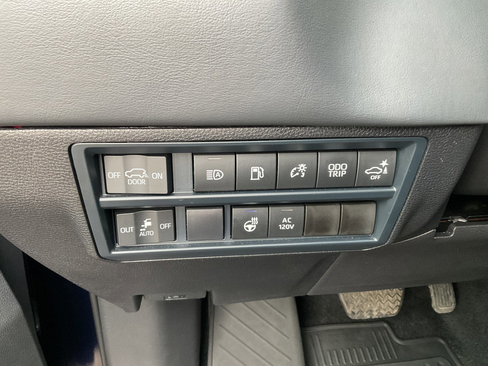 Used 2025 Toyota Sequoia Platinum AWD/4WD image 36