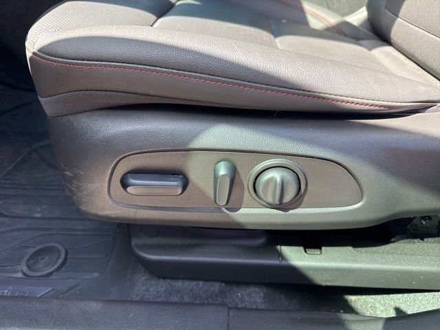 Used 2025 Chevrolet Trax RS w/ Sunroof Package FWD image 11