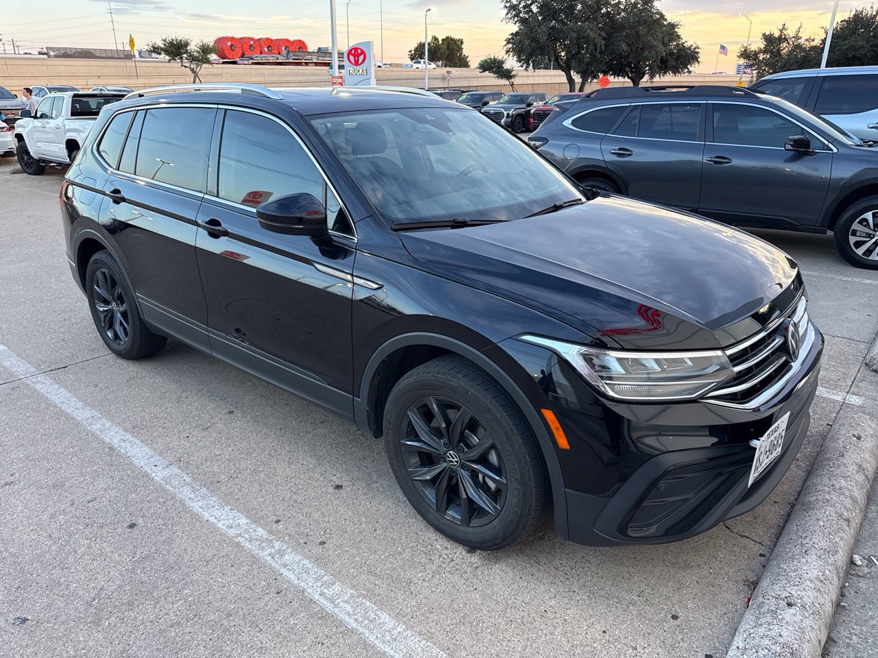 Used 2024 Volkswagen Tiguan SE w/ Panoramic Sunroof Package FWD image 2