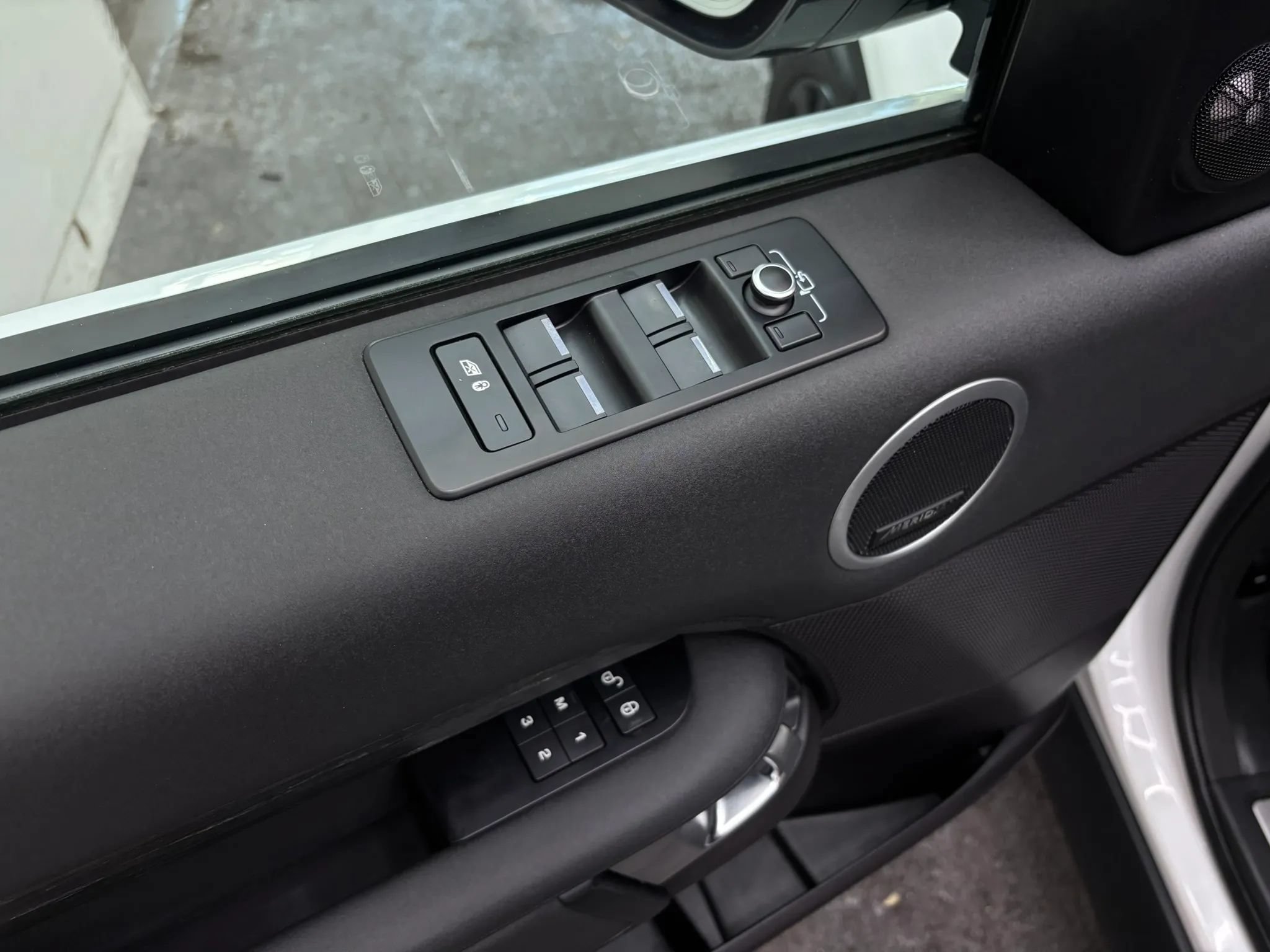 Used 2018 Land Rover Discovery HSE AWD/4WD image 20