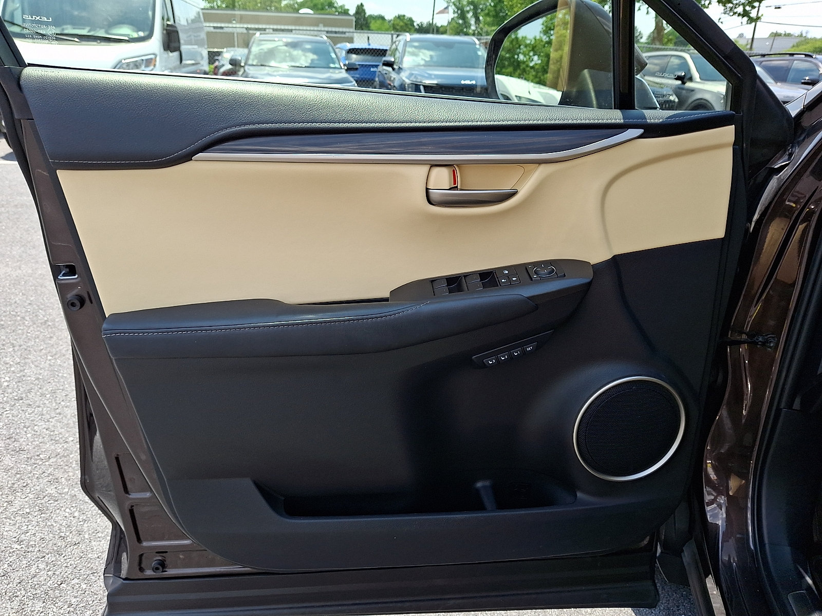 Used 2015 Lexus NX 300h AWD w/ Luxury Package image 13