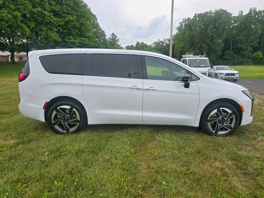 New 2027 Chrysler Pacifica Limited AWD/4WD image 8