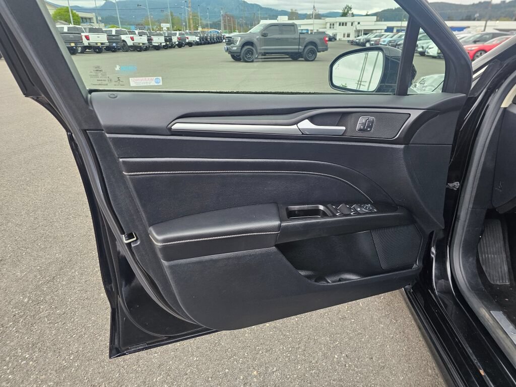 Used 2017 Ford Fusion Titanium AWD/4WD image 16