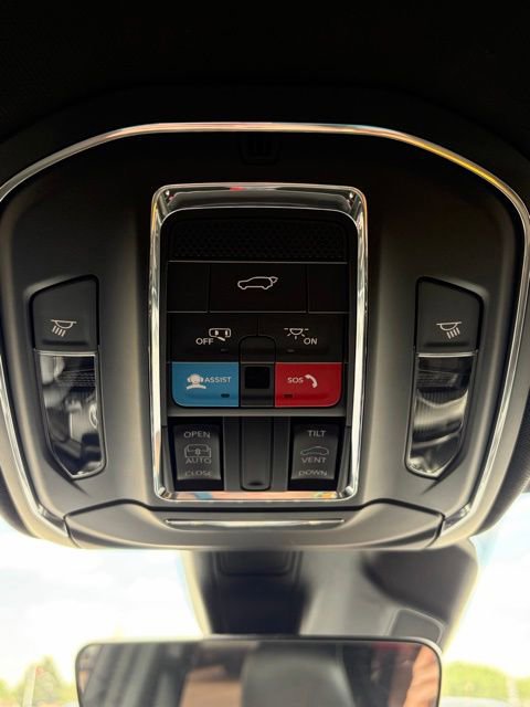 Used 2025 Jeep Grand Cherokee Altitude AWD/4WD image 28