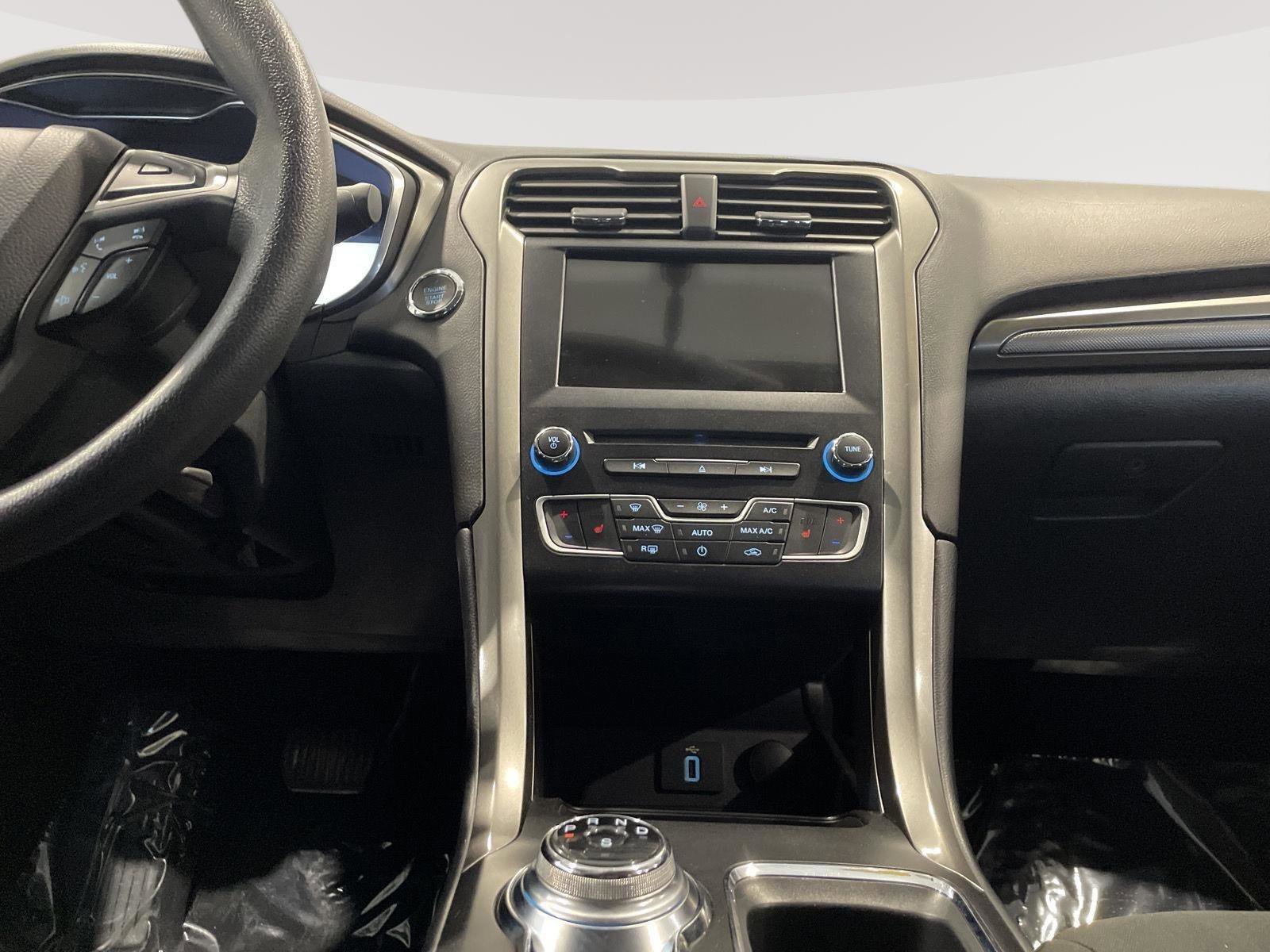 Used 2017 Ford Fusion SE w/ Fusion SE Technology Package FWD image 26