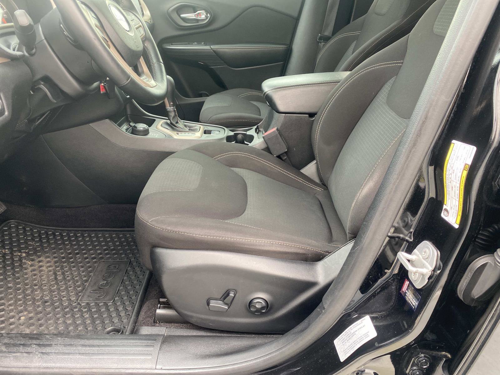 Used 2017 Jeep Cherokee Latitude w/ Safety/Convenience Group image 18