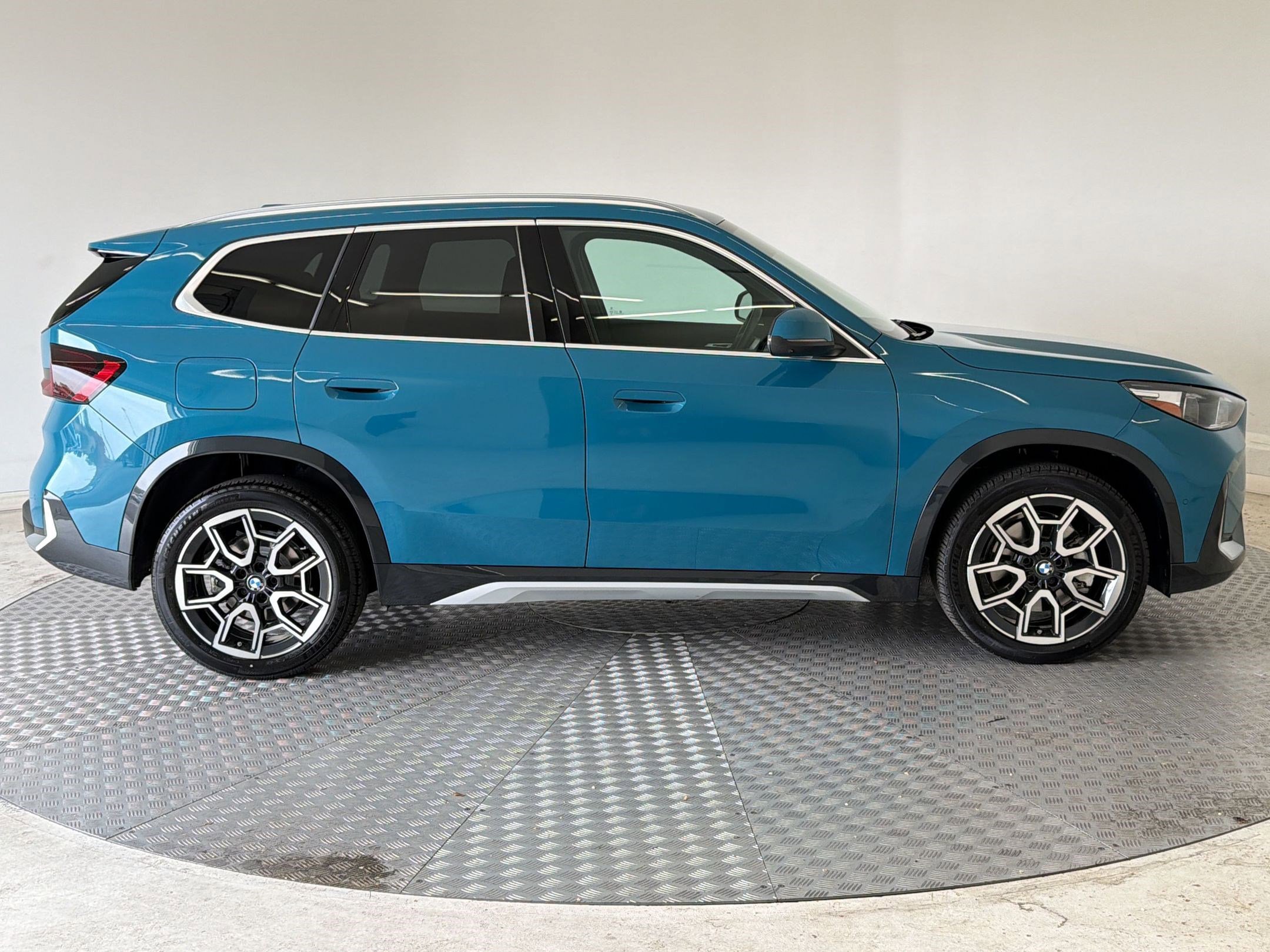 Used 2025 BMW X1 xDrive28i w/ Technology Package image 8