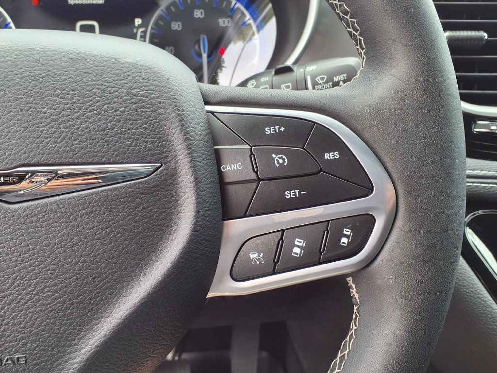 Used 2026 Chrysler Pacifica Select FWD image 31