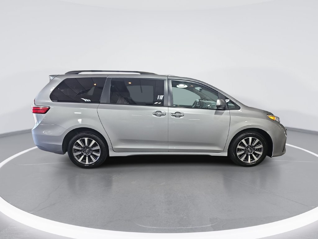Used 2018 Toyota Sienna XLE Premium AWD/4WD image 2
