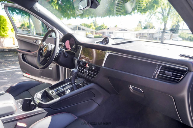 Used 2025 Porsche Macan GTS AWD/4WD image 47