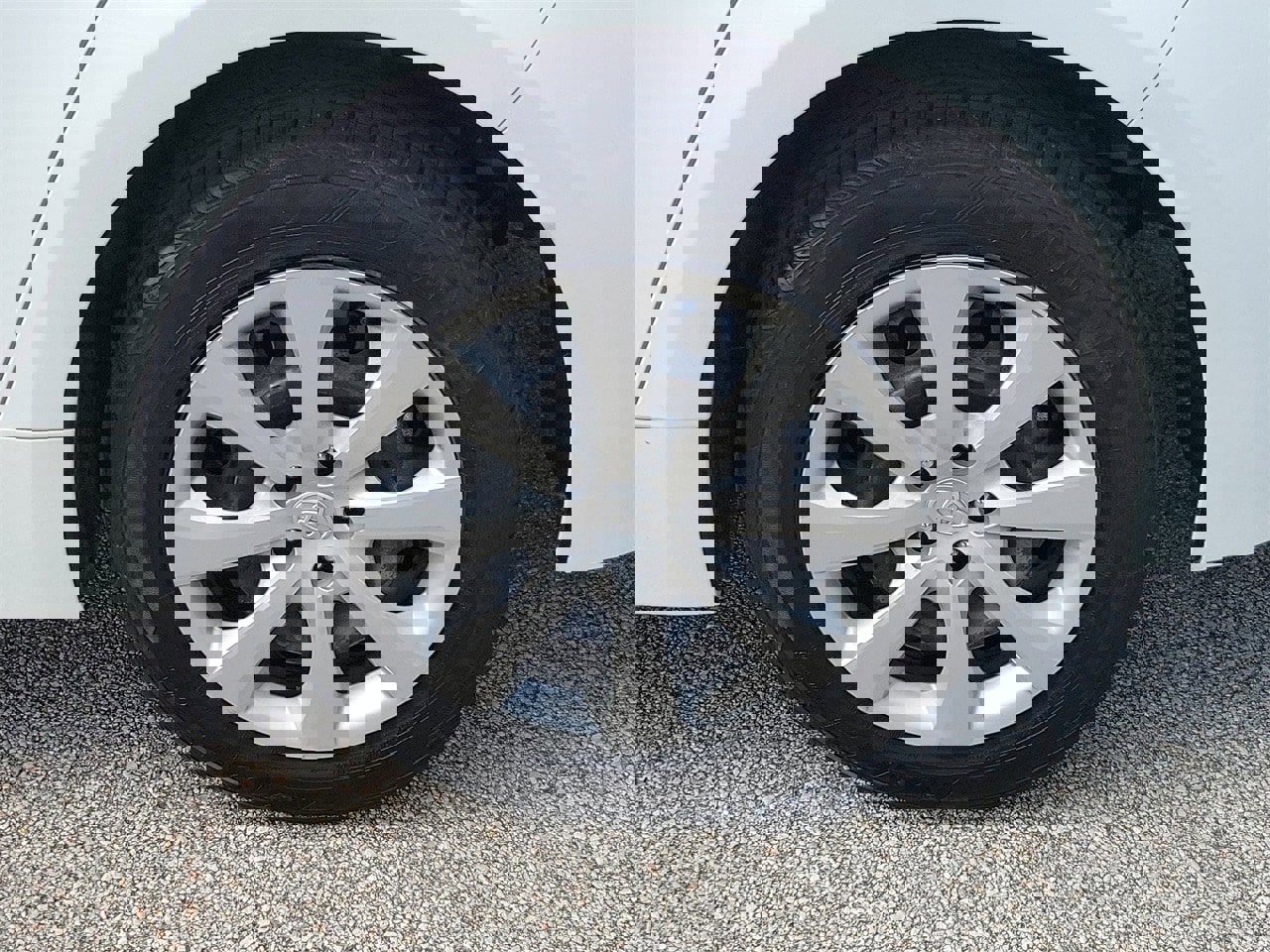 Used 2023 Toyota Corolla LE image 5