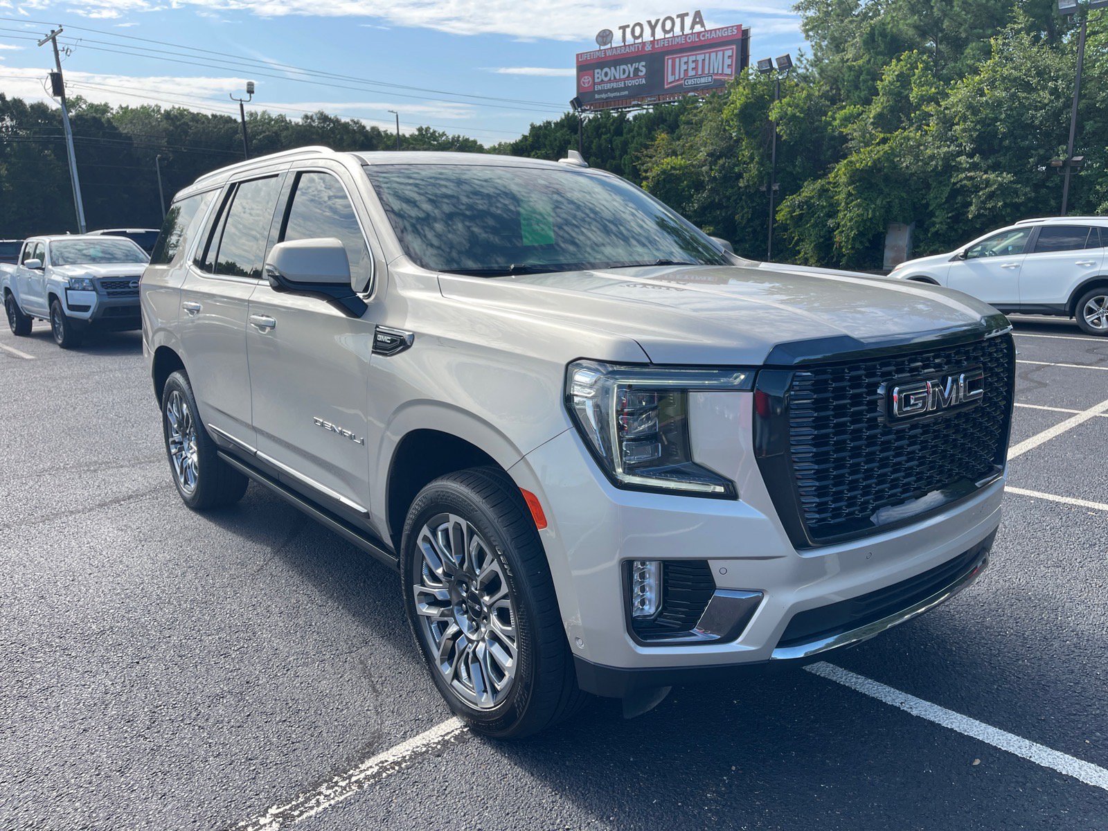 Used 2023 GMC Yukon Denali Ultimate AWD/4WD image 1